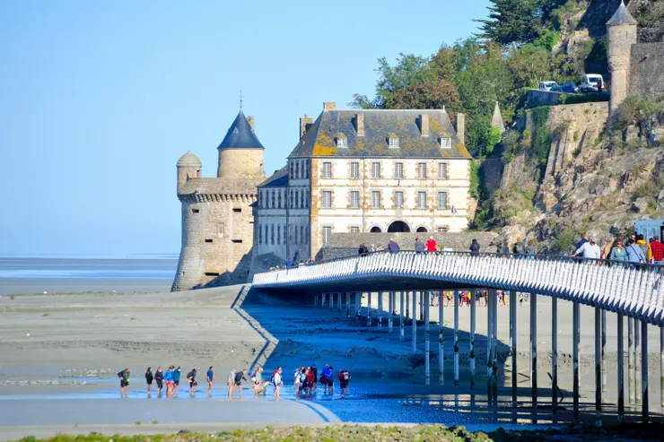 【從停車場到標的別偷懶搭接駁車 四十五分鐘走拍三公里絕不嫌多！入口在望，突出處的塔牆建築為加百列塔。城前淺灘也有不少人漫步探索，且似有嚮導。