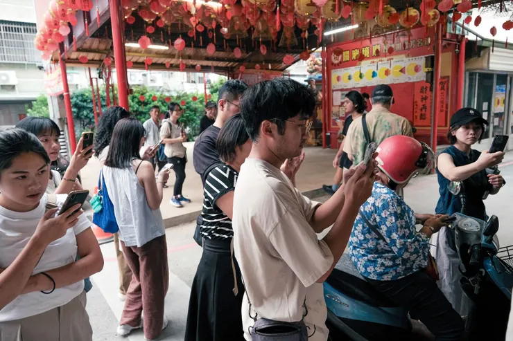 團隊訪談廟方,仔細勘查廟宇細節之處,挖掘更多動人故事。 圖:嘉義市政府提供