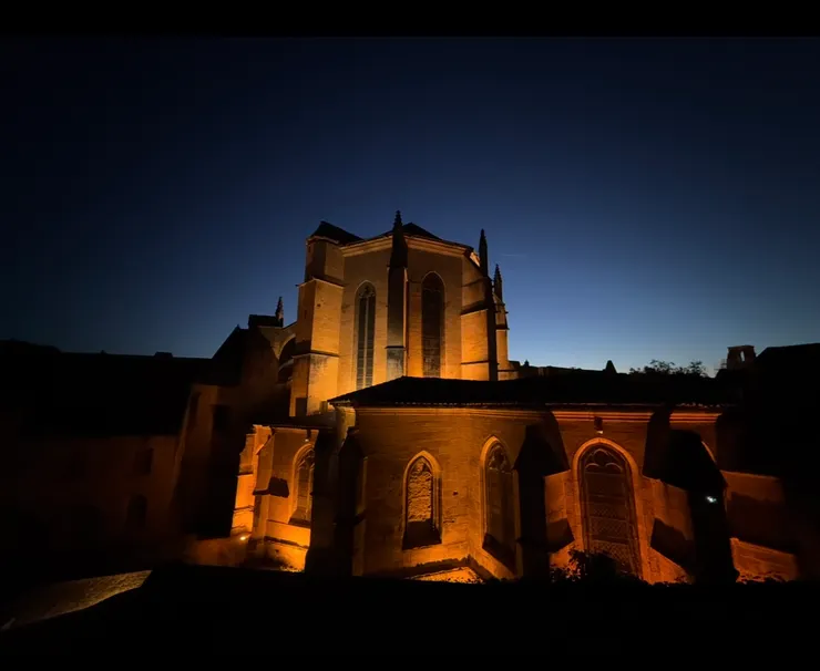 打上燈光的教堂，坐下來這樣看著，很舒服