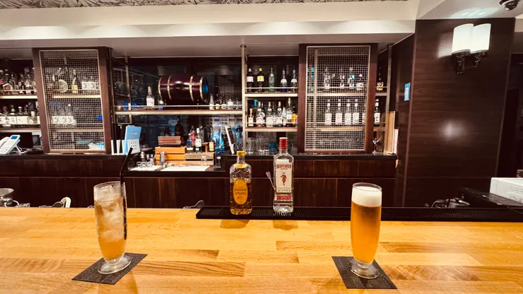 富有情調的酒吧可以無限暢飲多種飲品。