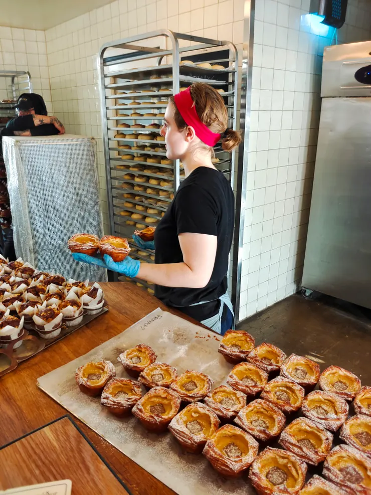 肉桂捲及香草捲正出爐,吸引大家的目光。