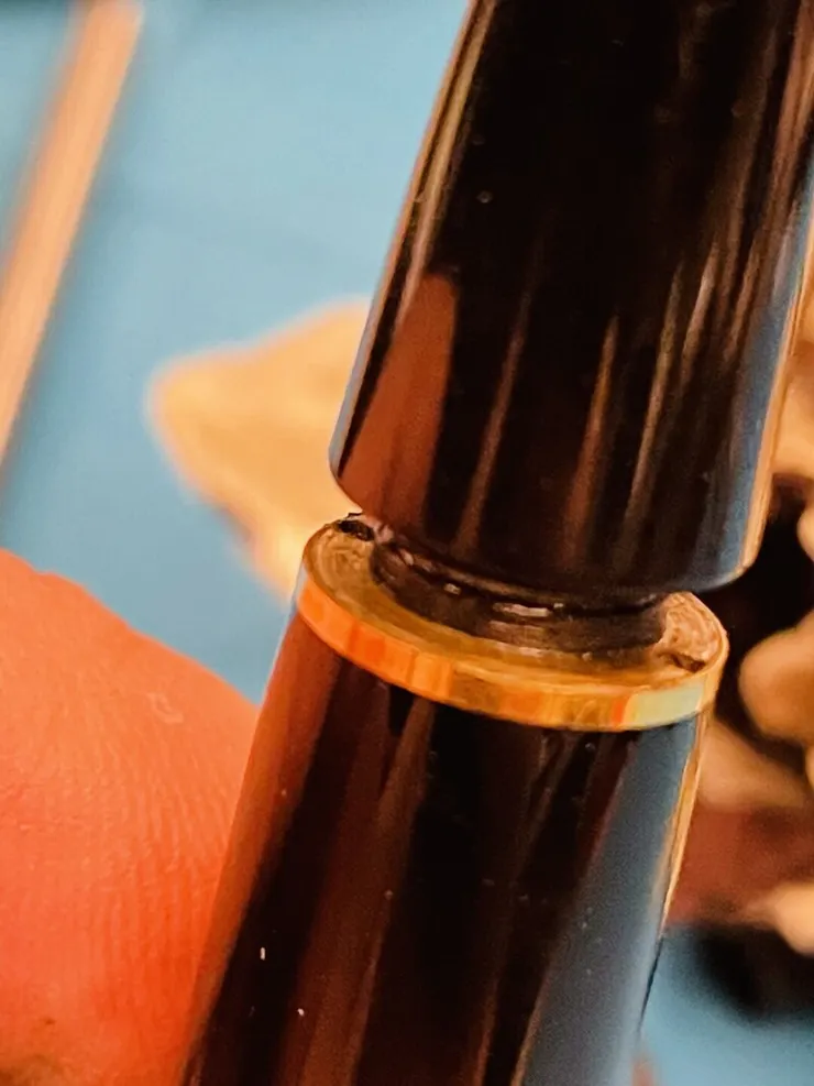 要對準小洞喔，小心刮傷筆桿