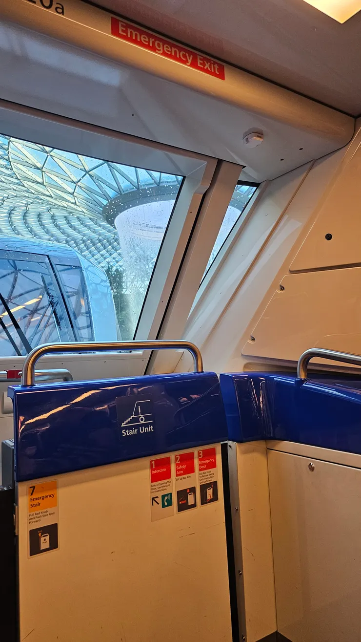 這是在電車內所看到的瀑布景象!