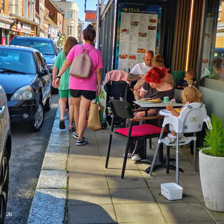 【晨昏街巷靜寂惟餐飲理容有人氣】