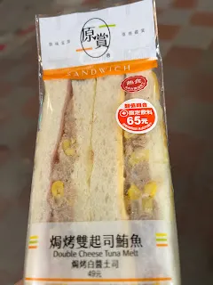 沒有過什麼樣的體驗或物品又如何呢?自己總有自己的娛樂,就算過了十年才想到要去體驗或買入,那也是可以的。沒有趕上別人的發燒話題,那也沒關係的。就像月光常說的:那些都會等你的,先去做更重要的事吧!