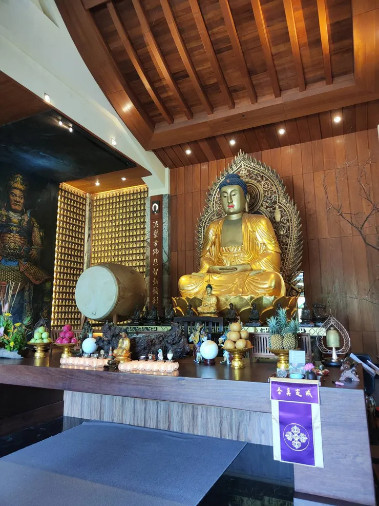 主殿供俸的泥塑大佛已列為宜蘭文化資產