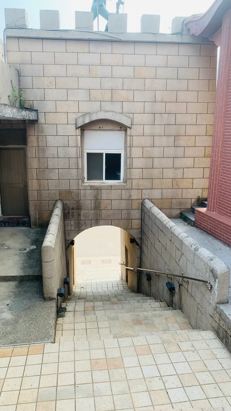 穿過門不會到另一個世界吧？