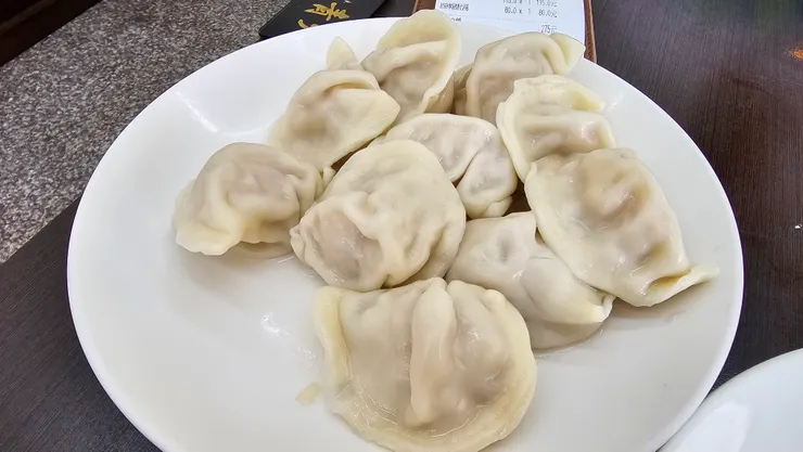 這是老爸點的高麗菜水餃!