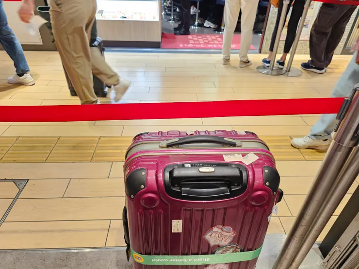 行李要放在紅線下