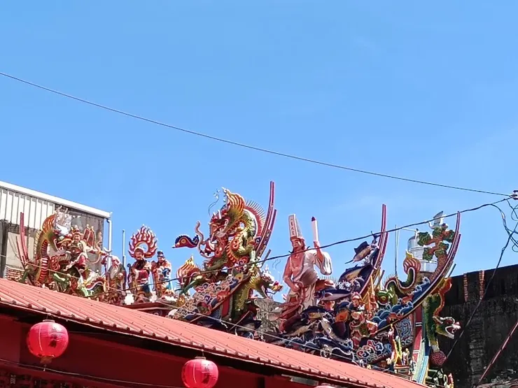 屋脊上交趾陶及剪黏工藝(圖片截圖於網路)