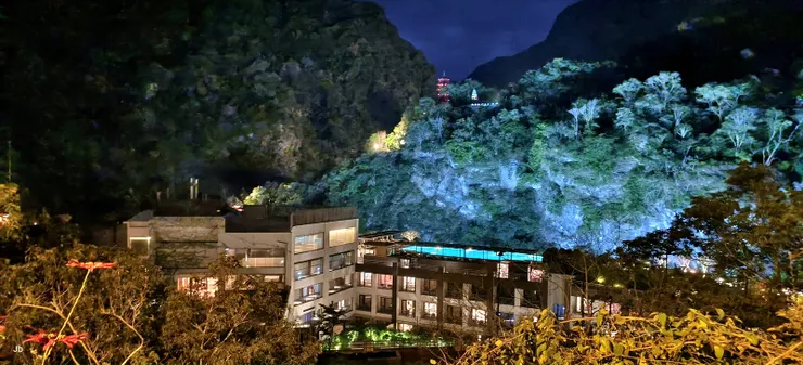 【晚來風涼散步看夜景心絕塵世！近處晶英酒店、遠處山頭祥德寺。】