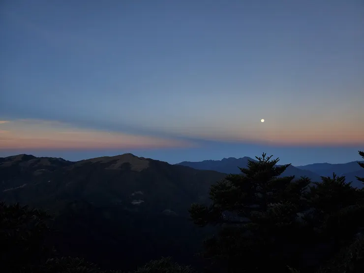 出了箭竹，天尚未光亮