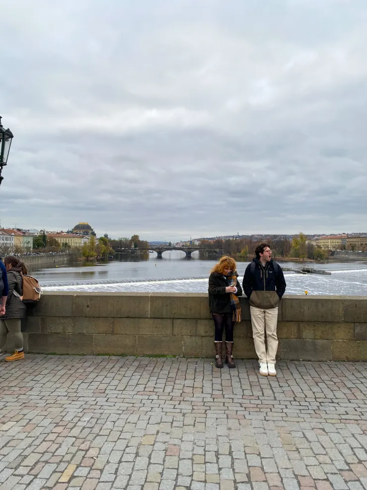 ▲很放鬆的一對情侶，如果是我，也想在這條擁擠的橋覓一處清靜。