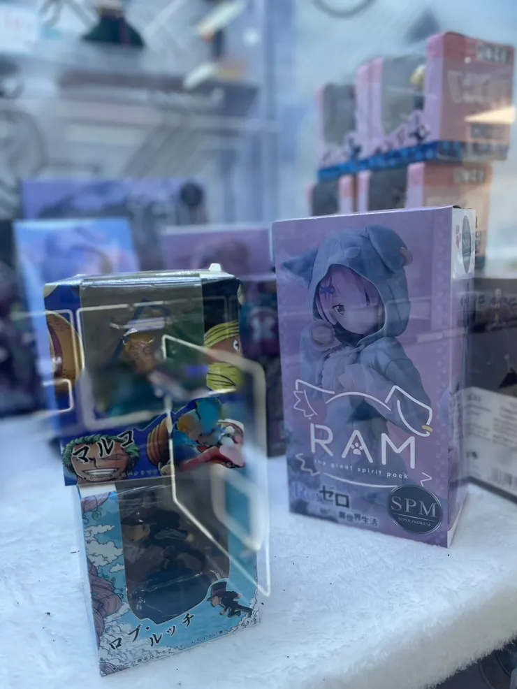 右手邊公仔《Re:從零開始的異世界生活》。故事以正要從便利商店回家時突然發覺自己來到了異世界的蟄居族〔註1〕菜月昴為中心。