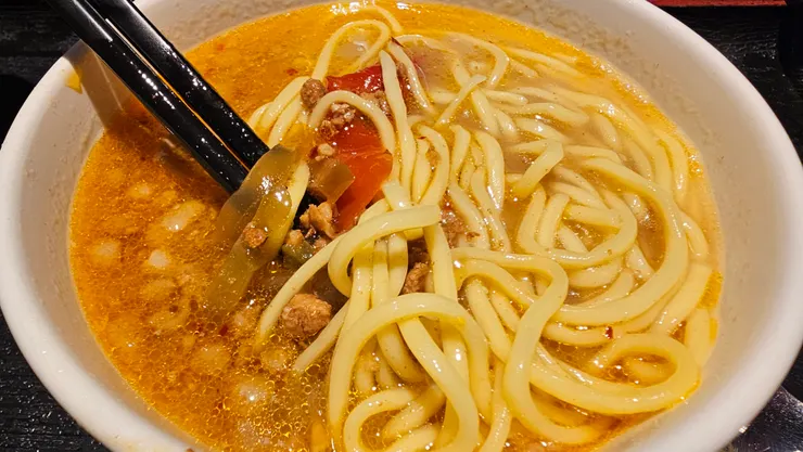 澳門國際機場環亞貴賓室的榨菜肉絲麵也是超級美味!有一點小辣!