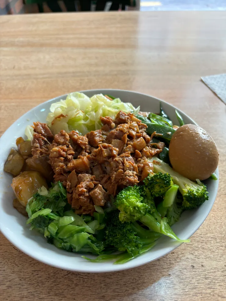 瓦倫西亞城中僅此一家的台灣料理店「大福」的招牌滷肉飯便當