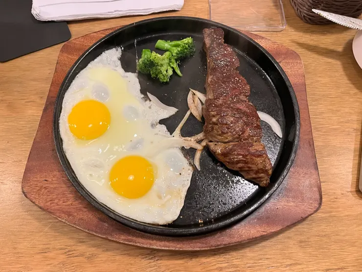 好像是羽下牛排？鐵板麵換蛋。