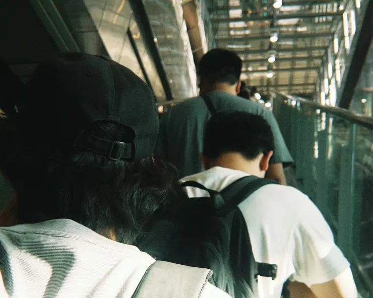 在台北的生活，大多數時候都是這個角度。不是看風景，而是看著別人的背影往前走。很機器式的城市縮影，但我至少活得自由。