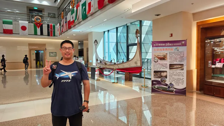 這是長榮海事博物館一樓大廳的蘭嶼拼板舟!