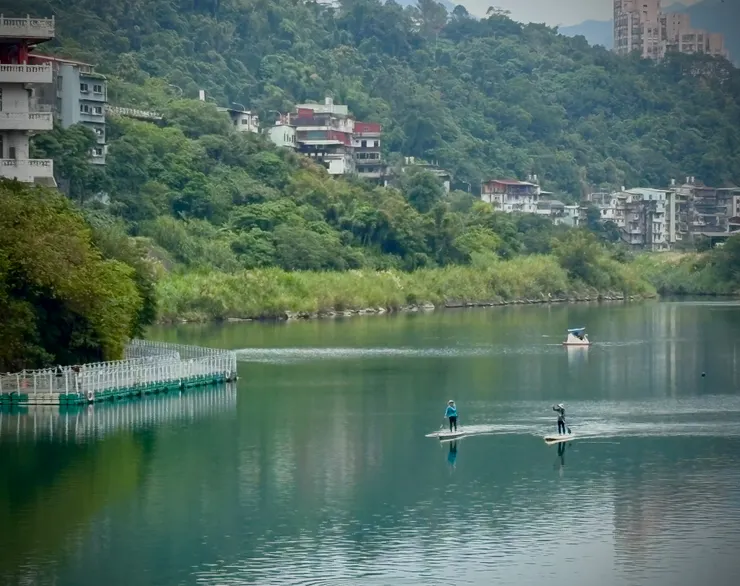 湖上滑SUP的人們