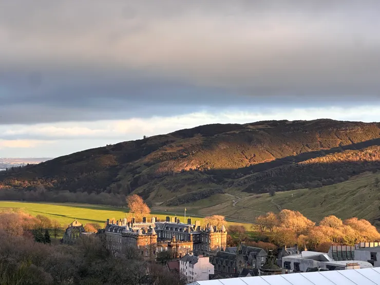 一抹陽光照在荷里路德宮，只停留幾分鐘，就再次變天！