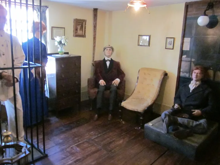 小說人物的人偶,晚上感覺看到會有點可怕吧