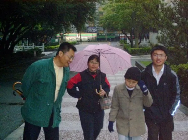 高中時很少拍照,圖為2007.4.8全家(含攝影的大弟)一早3點起床從台中驅車至淡江陪考(上午考術科、下午面試)