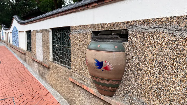 鶯歌國小側門牆上鑲嵌著陶瓷甕