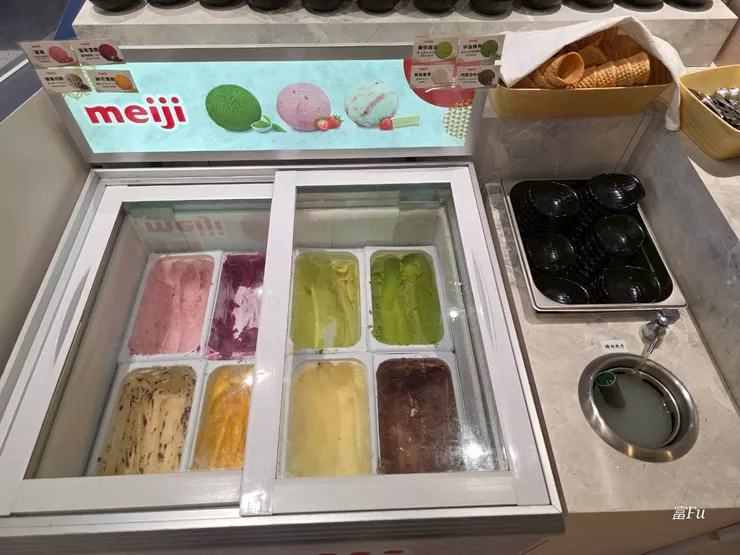 甜點只有冰淇淋櫃，滿好挖得，而且很多口味都好吃，我最愛葡萄雪酪、甜瓜。