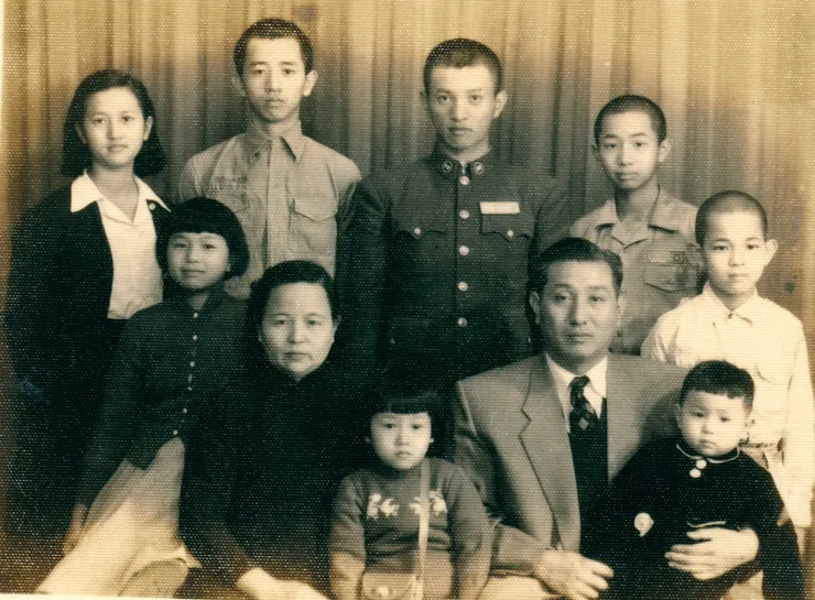 李澤藩全家福，中間最小的女孩為李季眉。