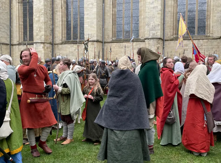 約克大教堂 (York Minster)外集結參加維京人節 (JORVIK Viking Festival)的民眾。