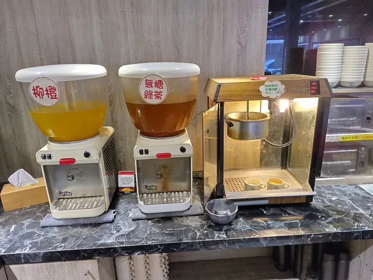 柳橙汁 & 無糖綠茶 & 爆米花
