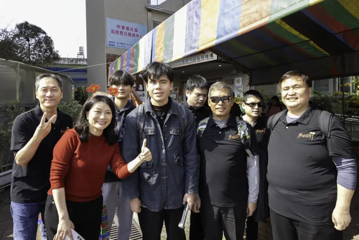 （圖說：伊甸副執行長洪宏錡(左一)、彰投區區長顏彗如(左二)與「喜樂合唱團」團員合影留念。）