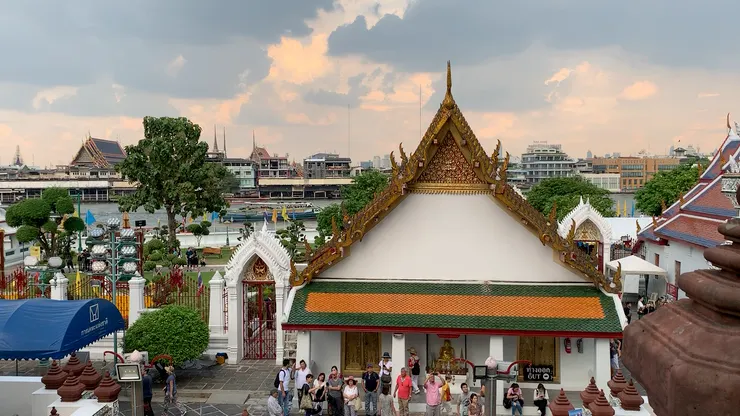 爬上鄭王廟可以欣賞昭披耶河岸風景