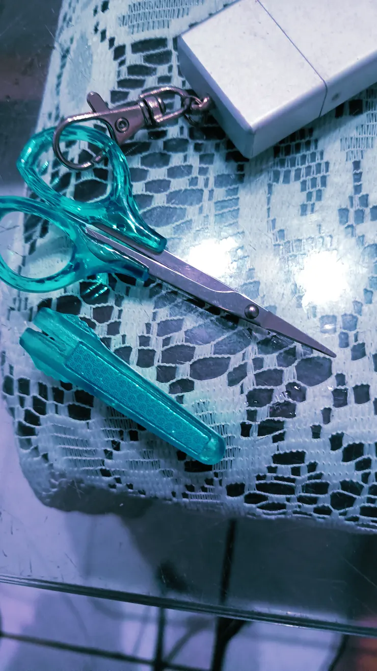 這種剪刀很好用，可以隨身攜帶，夾菸和剪煙都很方便