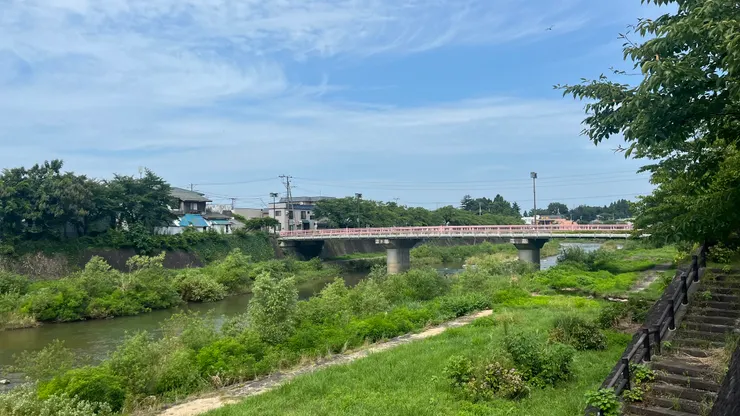 很不像要去城堡,而是在小鎮穿梭。