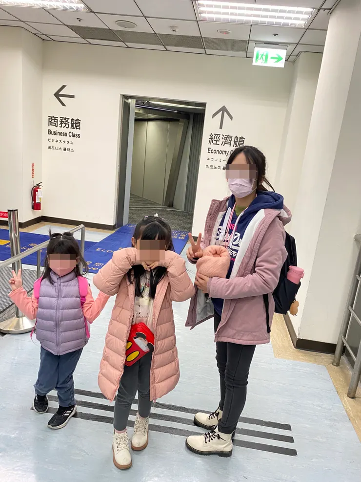 登機口前的興奮小孩