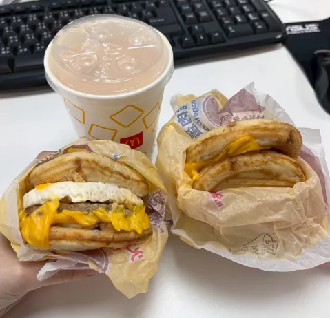 (右)豬肉蛋厚鬆餅堡　(左)火腿蛋厚鬆餅堡