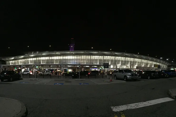 卡蘿第一次生日在機場裡渡過（約翰．甘迺迪國際機場）