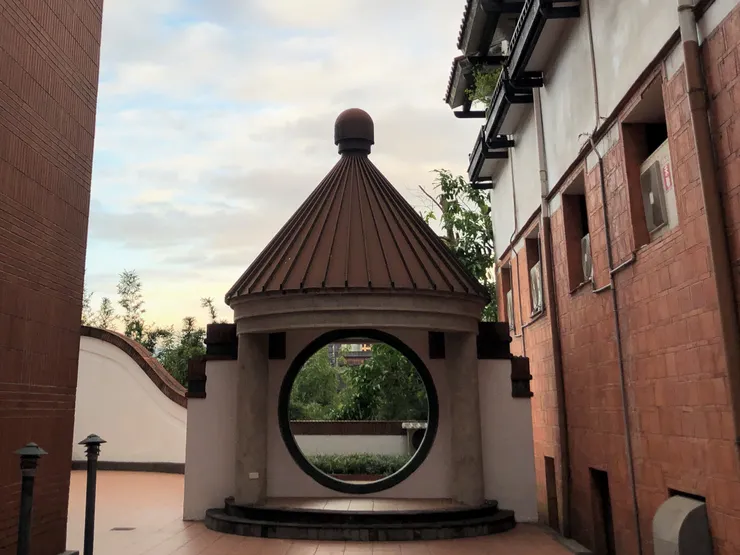 仿亭閣的屋頂，但是比例不對，變成像西方建築