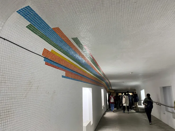 色帶的尾端以不規則方式處理，充滿動感與變化