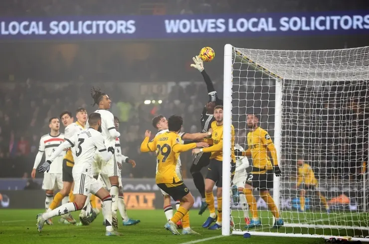 官夏角球直射入網為狼隊領先1:0