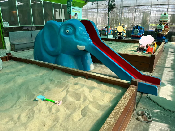 沙坑上方都有遮蔭，不怕風吹日曬