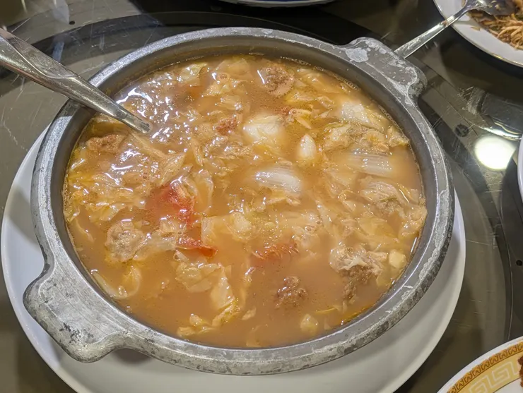 六品小館的獅子頭紮實彈性，湯頭清甜溫順好入口。