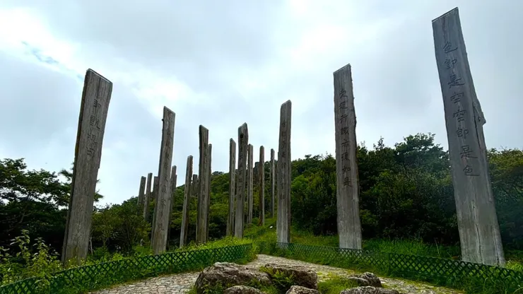 "色即是空 空即是色"位於圖片最右柱