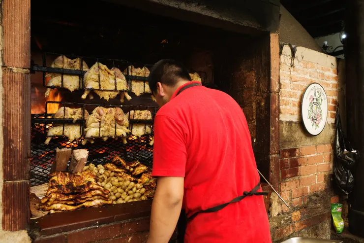 直接在大家面前烤的烤雞，香炸。