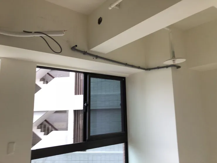 冷氣銅管直接從窗型冷氣口進來