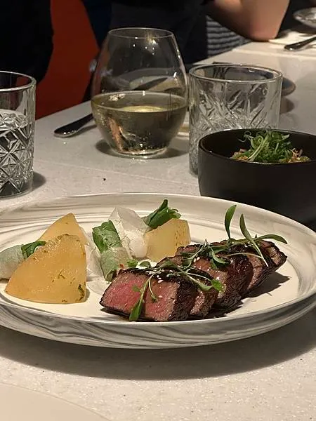 台北松山區時尚餐酒館｜藍色大門後的時髦 Bottless 非