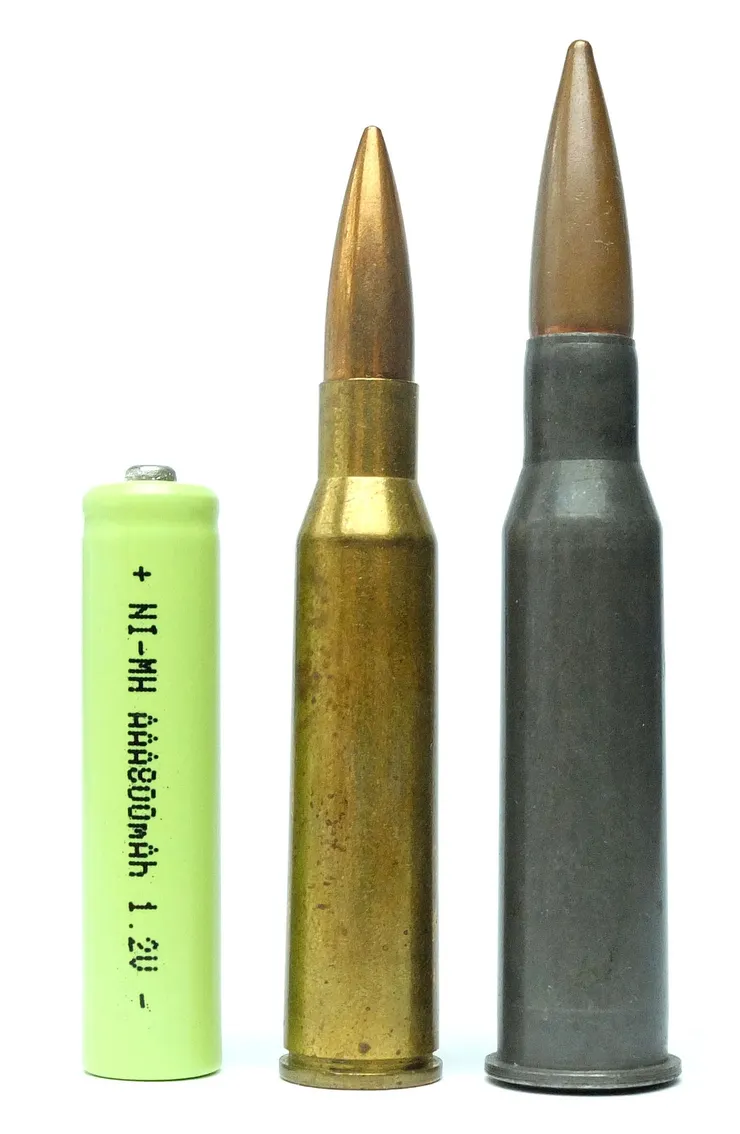 6.5公釐有坂步槍彈（左）和7.62×54公釐R子彈比較