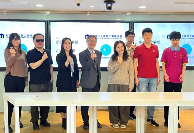 生成式AI人才無障礙評測記者會大合照,中左起資策會教研所張育誠所長、張愛娟主任、甘仲維產品經理、王珮穎司儀;中右起社團法人台灣視覺希望協會趙蕙珍理事長、王中彥顧問、李鴻傑個管師、王啟權老師